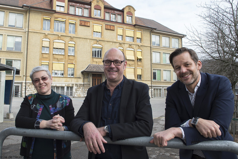 Anne-Françoise Loup, François Dubois et Xavier Humair devant le collège de Vauseyon à Neuchâtel. Photo: Ville de Neuchâtel.