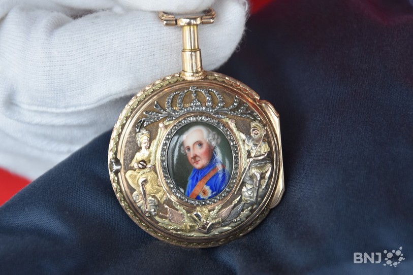 Fabriquée vers 1770 à Valangin par l'horloger Abraham-David Perret-Wattel, cette montre à l'effigie du roi de Prusse Frédéric II fait désormais partie de la collection du MIH.