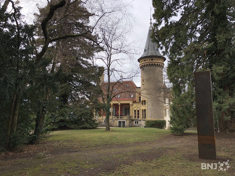 Plusieurs sculptures monumentales sont disséminées dans le parc.