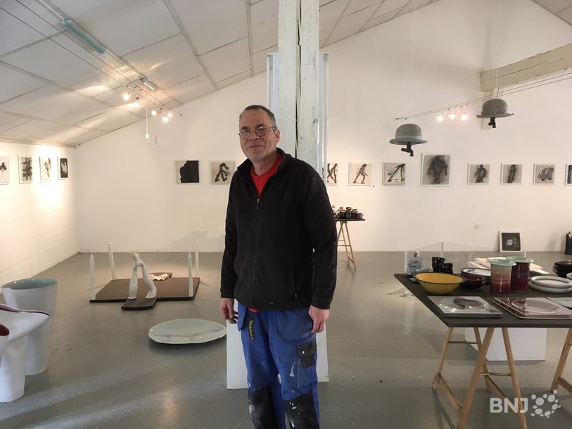 Eric Rihs, dans sa galerie aux Emibois