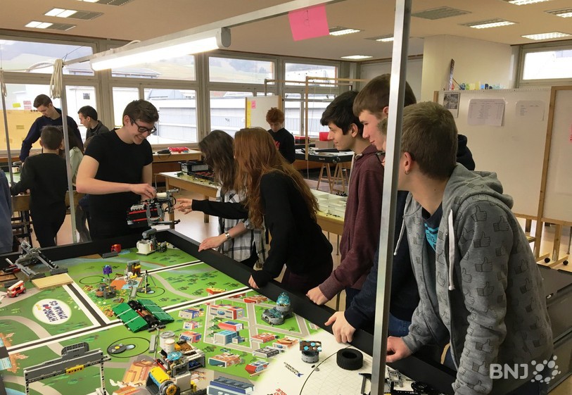 L'équipe Juratlantique en plein préparatifs pour la finale européenne de la First Lego League.