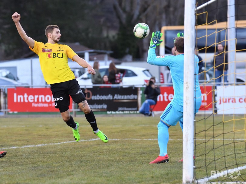 Pascal Lachat inscrit le 1-0 pour le FC Bassecourt (photo : Georges Henz)