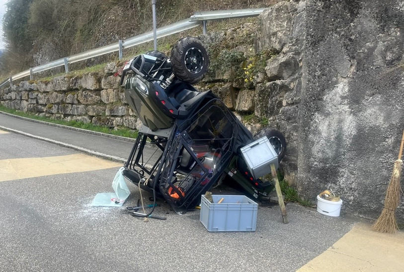 Le véhicule a fait une chute de plusieurs mètres. (Photo : Police cantonale jurassienne).