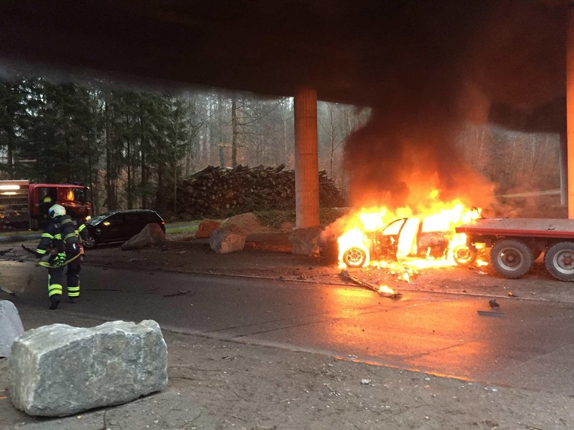 Une des voitures a pris feu peu après la collision. (photo: Police cantonale fribourgeoise)