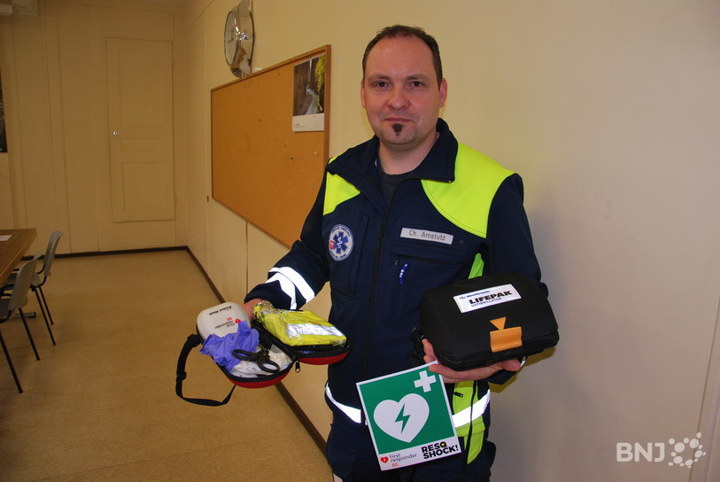 Christophe Amstutz, responsable régional de First Responder, présente le matériel remis aux bénévoles de l'association ainsi que le défibrillateur qui sera installé devant la commune de Corgémont