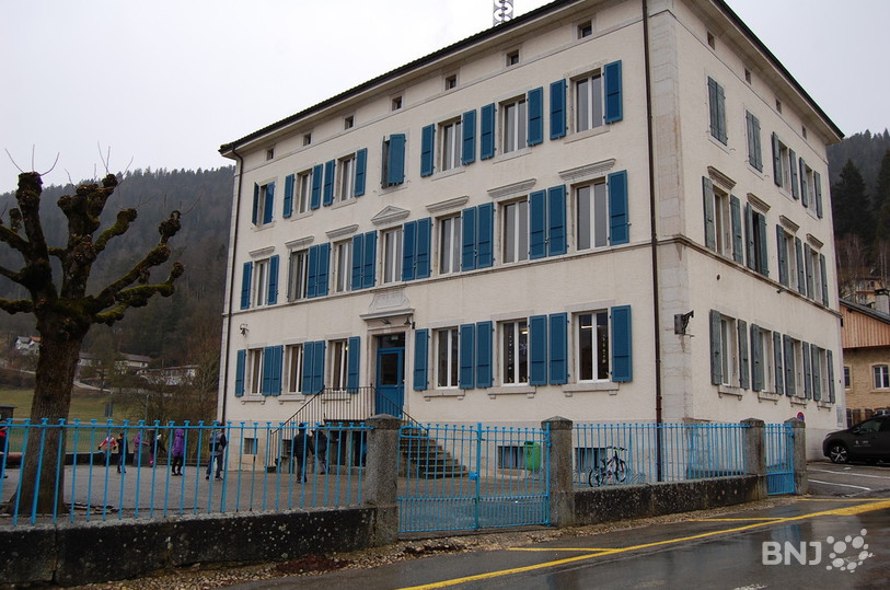 Pour l'instant, il y a encore des enfants dans la cour du collège de Boveresse à l'heure de la récréation.