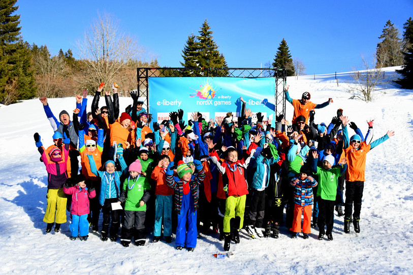 Les enfants participants aux e-liberty nordiX games en compagnie de Didier Cuche. (photo : Giron jurassien)