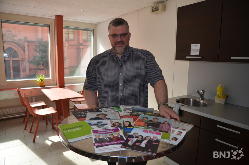 Le professeur Thierry Hermand, de l'Université de Neuchâtel, s'est prêté pour nous au jeu de l'analyse des brochures électorales