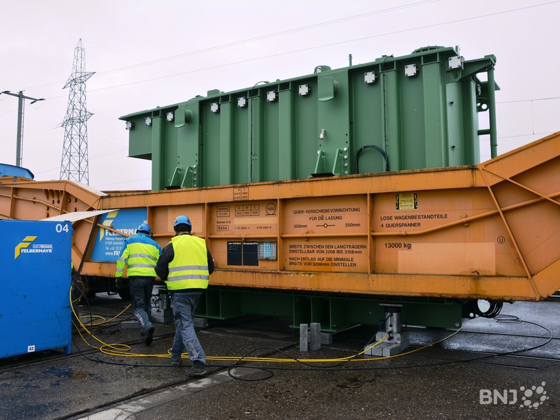 Le transformateur a été amené par train sur le site
