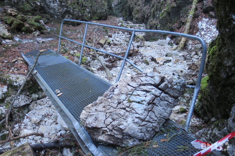  Un rocher est tombé sur l'une des passerelles durant la tempête