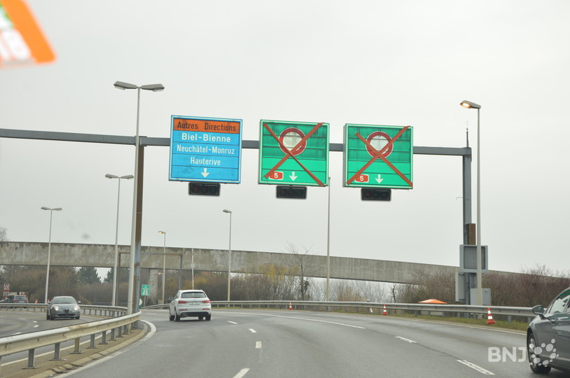 Les panneaux déroutants installés à l'entrée d'autoroute de La Maladière à Neuchâtel seront changés ce lundi encore.
