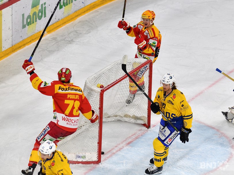 Marc-Antoine Pouliot et Toni Rajala célèbrent l'ouverture du score du HC Bienne (photo : Georges Henz)