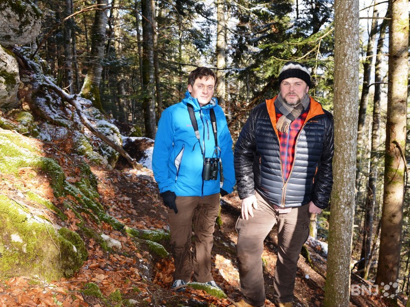 Fabian Spigariol et Johann Boffetti devant le terrier d'un blaireau