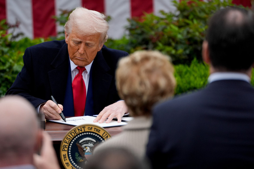 Le président Donald Trump signant un décret lors de l'annonce de la hausse des droits de douane. (Photo : EPA/Kent Nishimura).