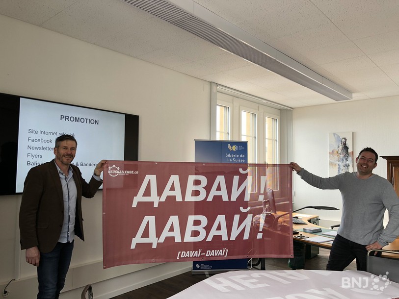 Le directeur de Tourisme neuchâtelois, Yann Engel et Gilles Henry, organisateur de Neuchallenge, ont créé des banderoles spéciales pour l'occasion. 