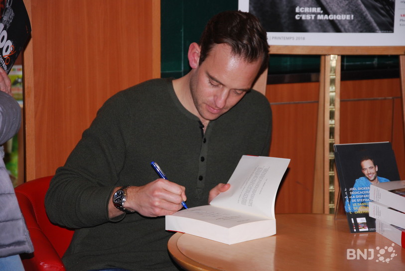 Joël Dicker lors de sa venue à La Chaux-de-Fonds samedi. 