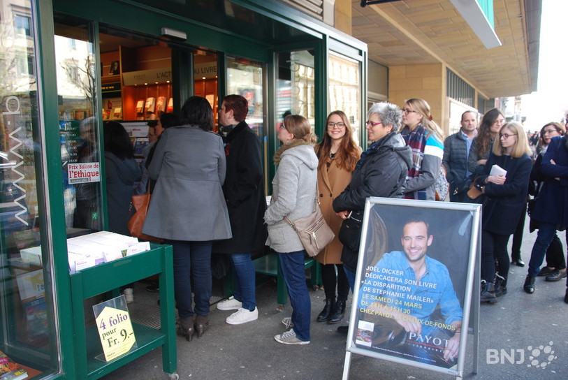 Les lecteurs de Joël Dicker attendant une dédicace. 