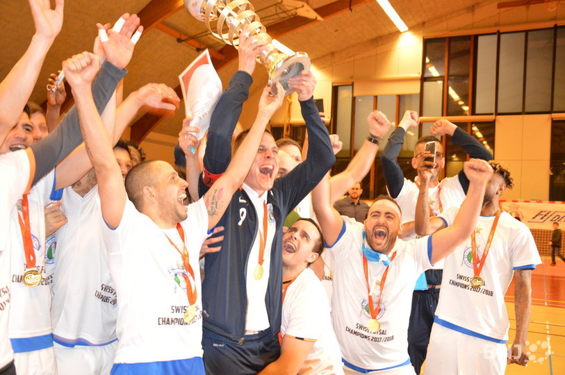 Joie légitime pour tous les jours du RCD Fidell et pour le team manager David Janko, qui brandit la coupe de champion de Suisse de futsal