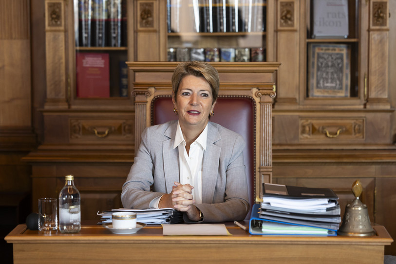La présidente de la Confédération Karin Keller-Sutter lors de la première séance officielle du Conseil fédéral dans sa nouvelle composition après l'élection du conseiller fédéral Martin Pfister. (Photo : KEYSTONE/Peter Klaunzer)