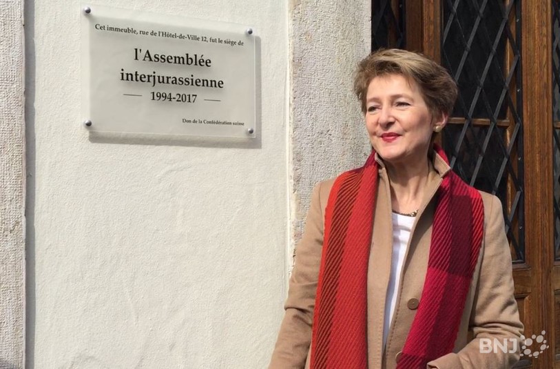 La conseillère fédérale Simonetta Sommaruga a inauguré une plaquette commémorative dédiée à l'Assemblée interjurassienne
