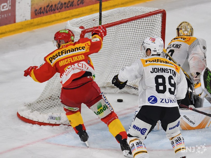 Johnston s'apprête à frapper Micflikier après le troisième but de Diem. Le pénalité qui suivra sera à nouveau fatale à Lugano.
