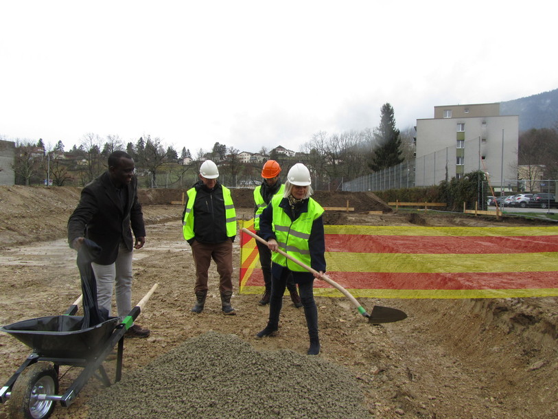 La première pierre du bâtiment dédié à l’accueil parascolaire au collège de Vauvilliers à Boudry a été posée. (photo : Commune de Boudry)