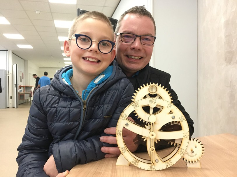 Alexandre et son papa Raoul, avec l'horloge qu'ils ont construite.