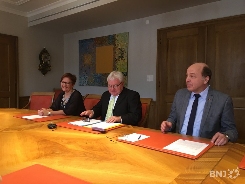 De gauche à droite : Claire-Lise Coste (conseillère municipale), Marcel Winistoerfer (maire) et Dominique Baillif (conseiller municipal)