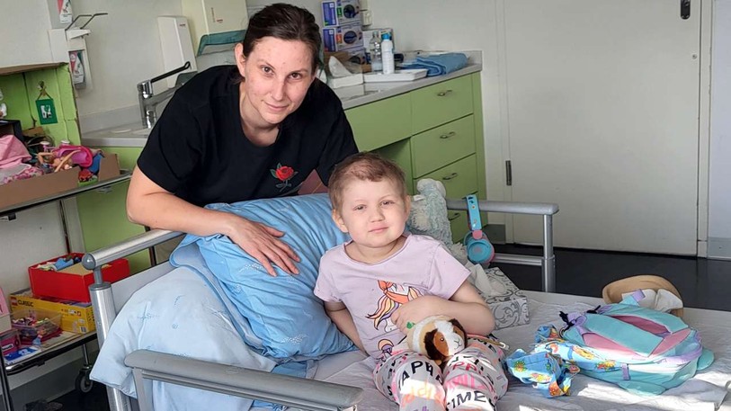 Anne-Laure et Léane Gambino, qui s'aide de son doudou Marcel pour affronter avec beaucoup de force et de courage la maladie. (Photo : Salomé Di Nuccio)