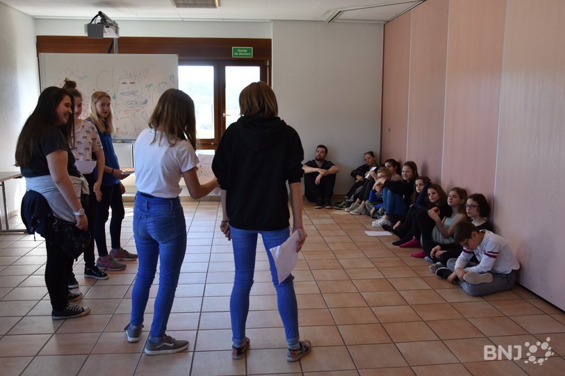  Les enfants sont divisés en plusieurs groupes pour participer à des ateliers de découverte