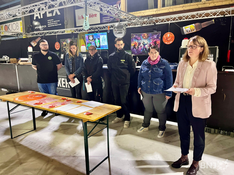 De droite à gauche, le dispositif Angela a été présenté par Sarah Fuchs Rota, conseillère communale, Sloane Studer, membre du Zonta, Mike Cortese, président de Mood event, Sarah Pham, membre de Carnavallon, Maïté Rey du Snack 67 et Yoan Margot, des samaritains Val-de-Travers.