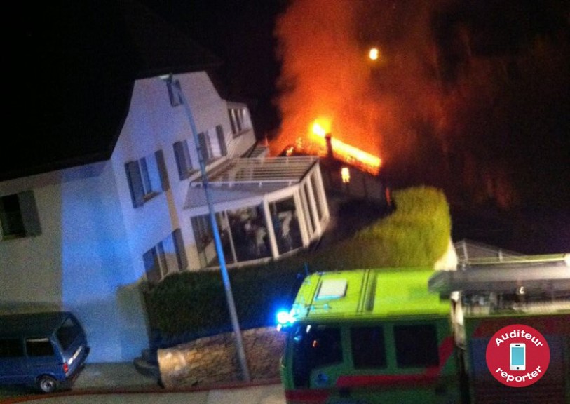 La villa a pris feu peu avant une heure dimanche matin.