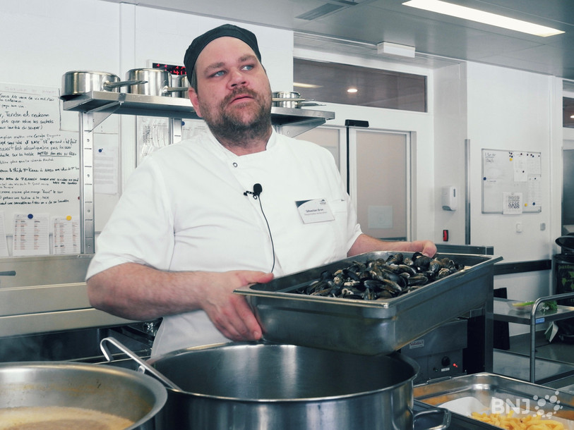 Sébastien Bron dans la cuisine du Foyer de St-Ursanne.