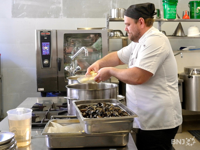 Le cuisinier Sébastien Bron commence la cuisson de ses moules marinières…