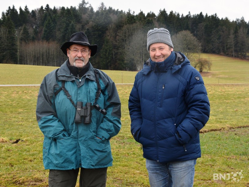 Charles Francey et Martial Farine, avec entre eux, à l'arrière-plan, le faucon crécerelle