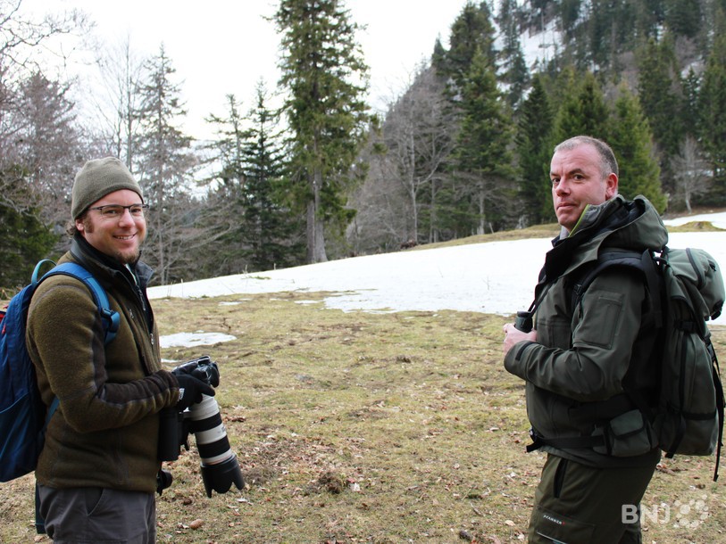 Ambroise Marchand et Claude Etienne devant le troupeau de chamois