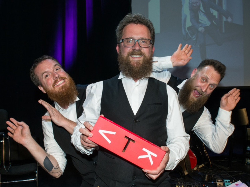 Les Petits Chanteur à la Gueule de Bois avec leur prix. Photo ©SabineBurger
