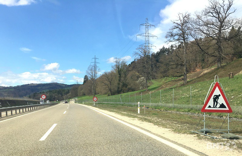 Des limitations de vitesse sont en vigueur avant l'entrée des tunnels de l'A16 à Glovelier et Courgenay.