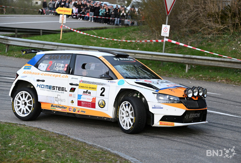 Sacha Althaus dans ses oeuvres à St-Ursanne. (Photo : Georges Henz)