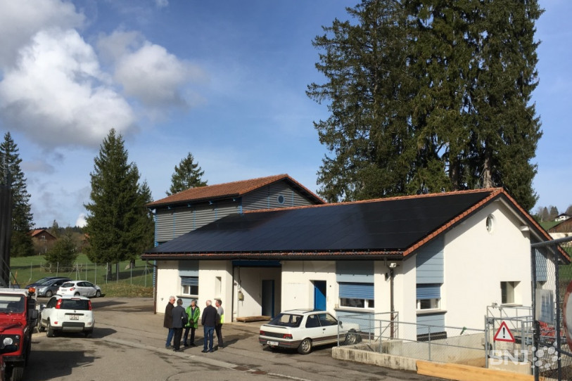 Cent panneaux solaires ont été posés sur le toit de la STEP de Montfaucon en 2018 (photo : archives).