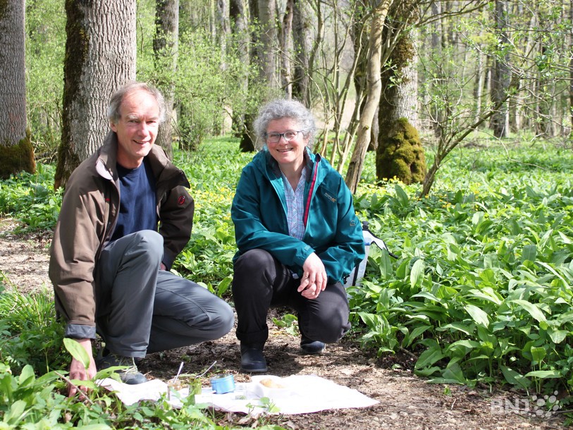Peter Anker et Maria-Luisa Wenger devant des spécialités d'ail des ours