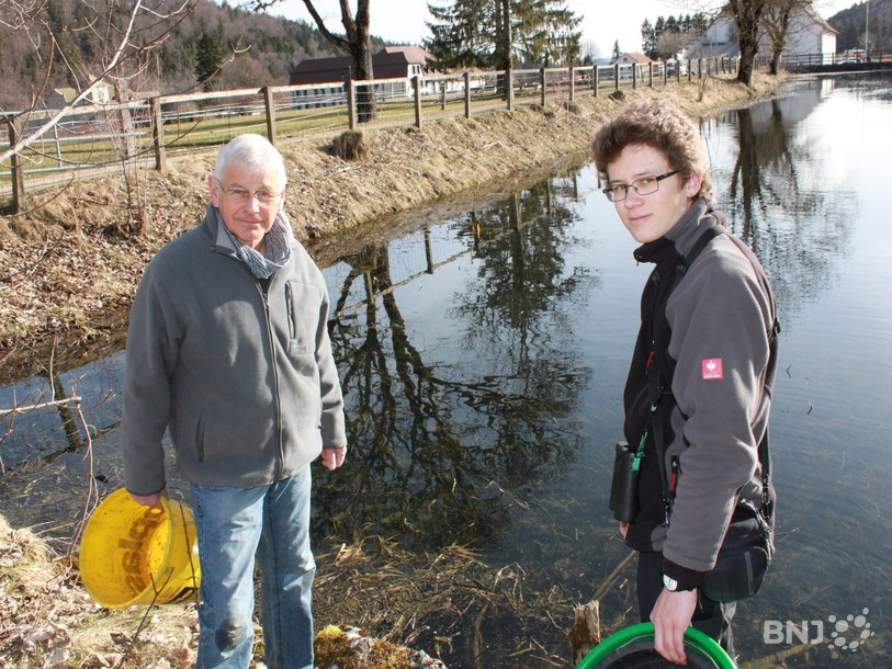 Maurice Wisard et Gauvain Saucy lors de la remise à l'eau des batraciens