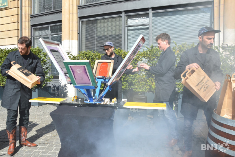 L'Atelier U-Zehn à Neuchâtel a élaboré le visuel de ces événements de commémoration des 50 ans de Mai 68. Il a profité de la conférence de presse qui dévoilait le programme mardi à la Place du Coq d'Inde à Neuchâtel pour organiser une performance d'imprimerie.