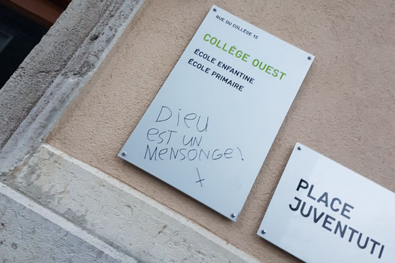 Les vandales ont notamment écrit sur des panneaux de la commune. (Photo: commune de Tramelan)