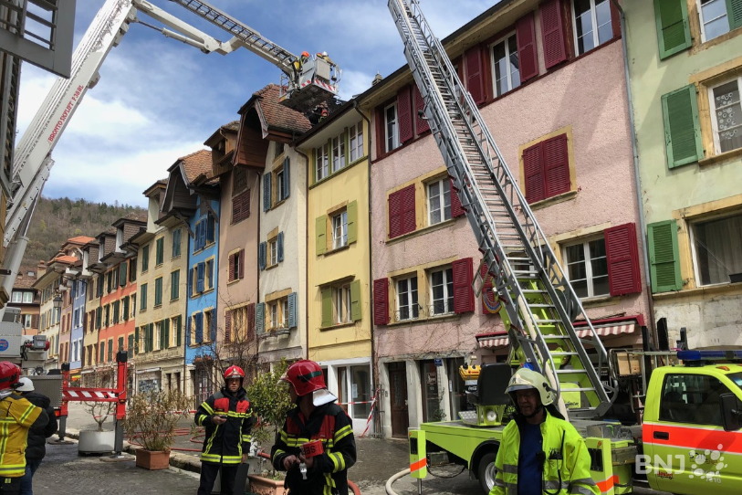 Le feu avait pris sous la toiture d'une maison de la rue du Marché, à La Neuveville, la semaine dernière