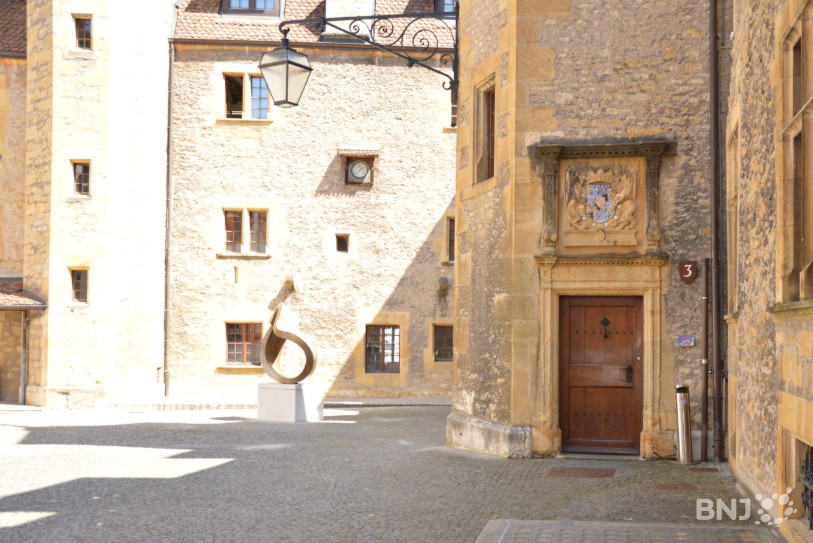 La porte d'entrée de la Cour pénale située au Château de Neuchâtel.