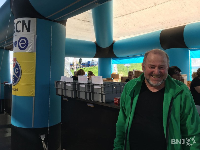 Jean-Pierre Geiser est bénévole et responsable du ravitaillement des coureurs.