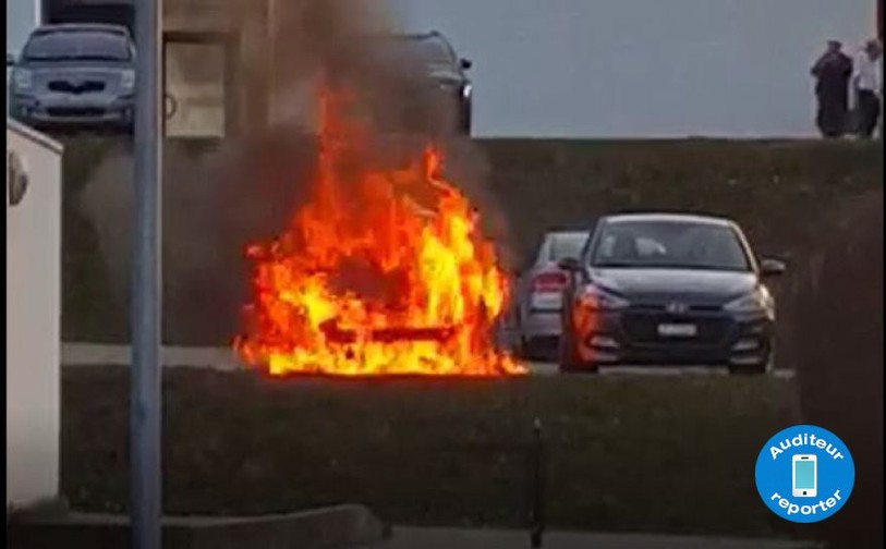 Une voiture était en feu mercredi soir aux Breuleux