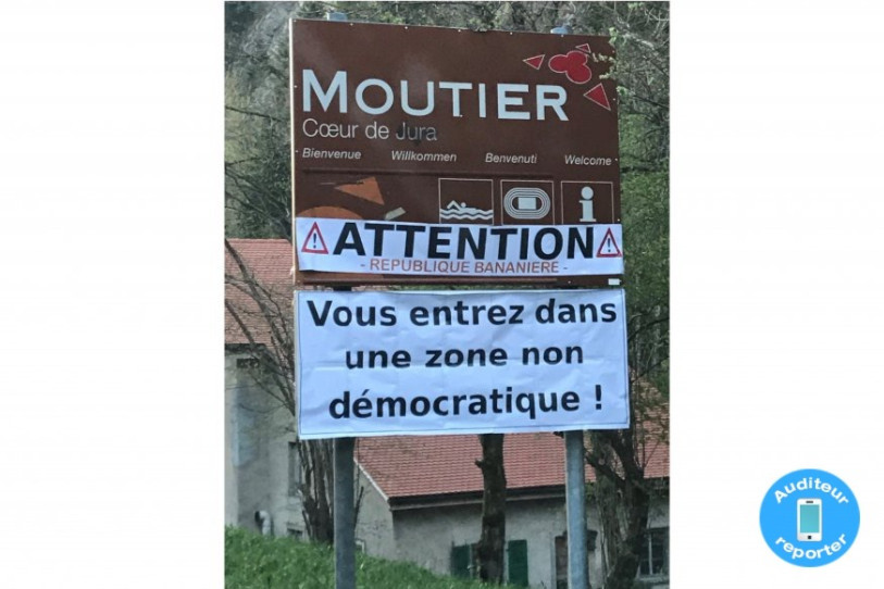 Les habitants de Moutier, et les autres en cette période de SIAMS, ont découvert ce matin de nouvelles banderoles habillant un panneau de leur ville.