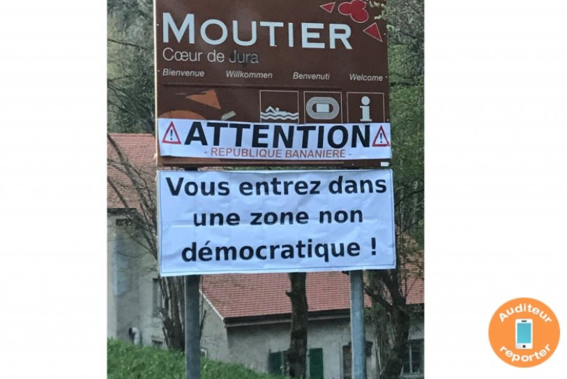 Les habitants de Moutier, et les autres en cette période de SIAMS, ont découvert ce matin de nouvelles banderoles habillant un panneau de leur ville.